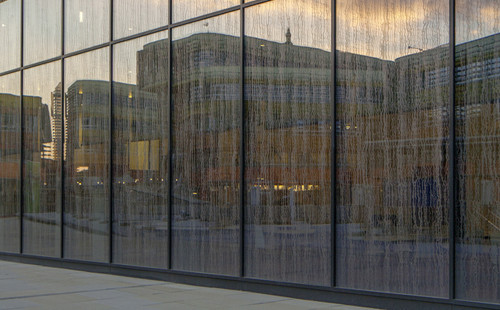 Das D3 Gebäude spiegelt sich in den Fenstern des D4 Gebäudes. 