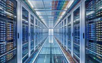 Blick in ein großes Datenzentrum