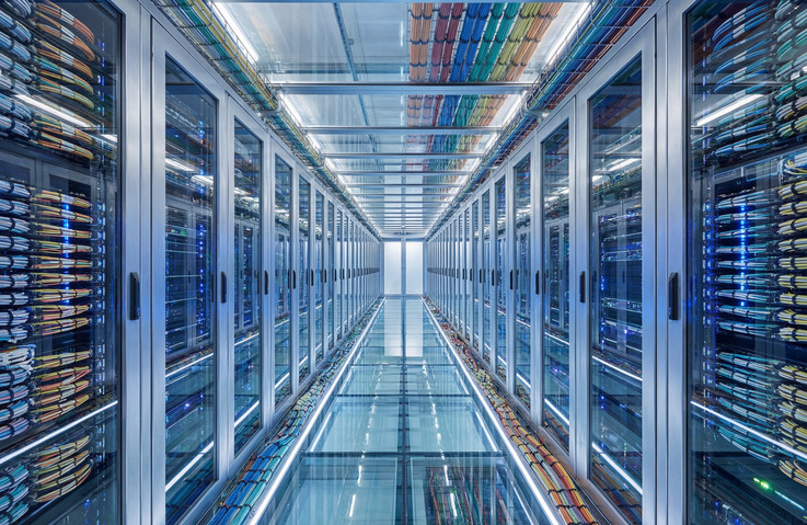 Blick in ein großes Datenzentrum