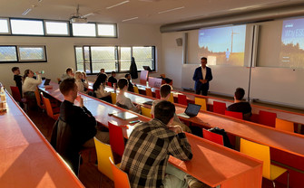 Lehrsaal mit Studierenden