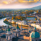 [Translate to English:] Luftaufnahme von Wien mit Fluss, mehreren Brücken und historischen Gebäuden mit Kuppeln im Vordergrund