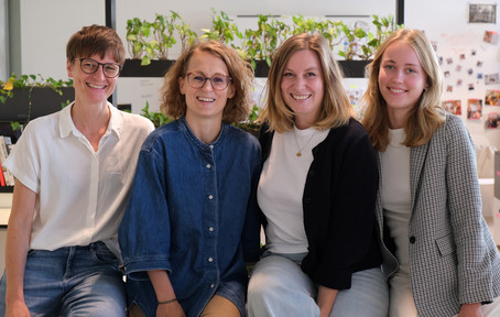 Das Foto zeigt Das Innovation Office Team bestehend aus Anna-Maria Krulis, Silvia Handler, Hannah Maxie Frost und Stefanie Mott (v.l.n.r.)