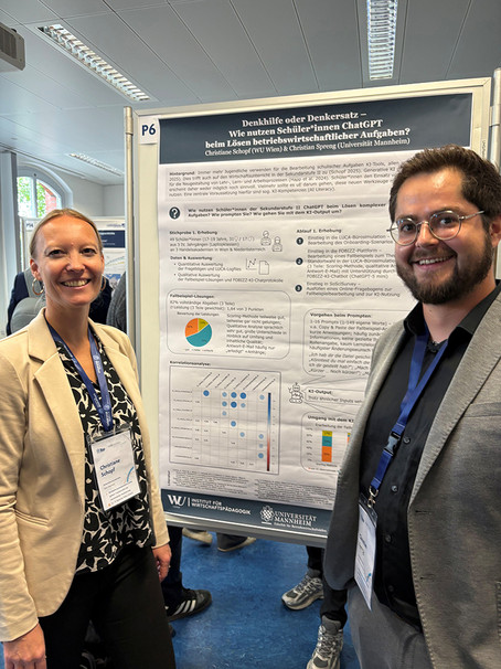 Christiane Schopf und Christian Spreng mit ihrem Poster Denkhilfe oder Denkersatz?