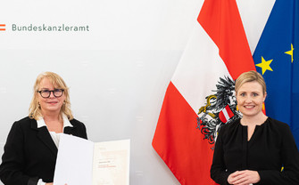 Edeltraud Hanappi-Egger bekommt von BM Susanne Raab den Lebenswerk-Preis verliehen.