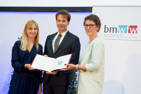 Aleksandra Klein und Gerhard Speckbacher mit Iris Rauskala om BMWFW (c)BMWFW/Martin Lusser 