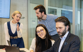 Männer und Frauen bei einer Präsentation