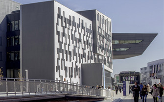Die Erholunsgzone vor dem D4 Gebäude über dem Brunnen.
