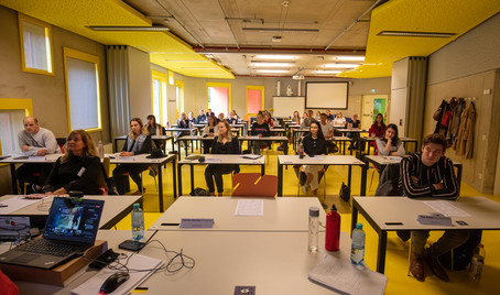 Dr. Priemer (marketmind) and students of the new cohort are listening to the presentations of the award nominees