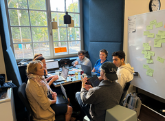 Das Brains and Bites Team holt sich Feedback von einem Nutzer ein.
