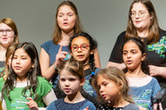 Kinder und Studierende singen gemeinsam im Chor (c)Christian Dusek
