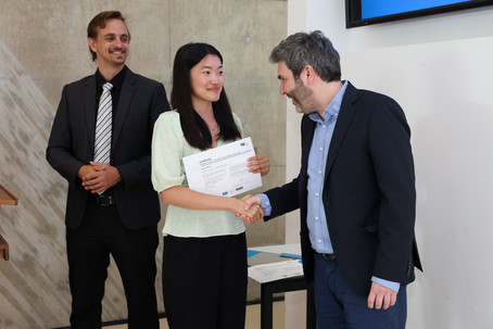 [Translate to English:] certificate photo 20 Dionisi thanks Rachel for her class rep activities