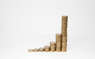 ein Stapel Geld wird immer höher