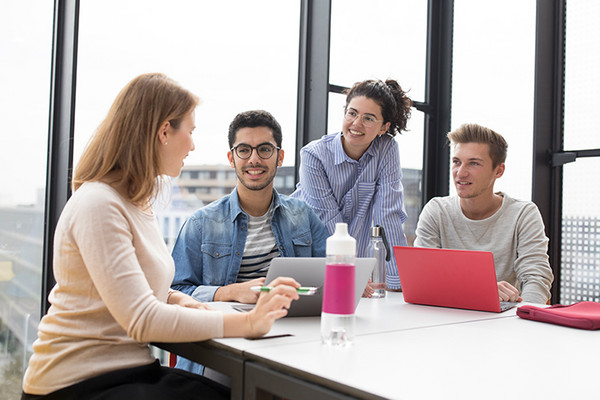 Studierende sitzen an einem Tisch und lernen