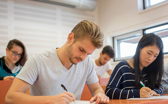 WU Studierende bei einer Prüfung