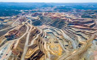 Tagebau-Mine aus der Vogelperspektive