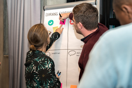 Silvia Handler vor Flipchart mit Teilnehmenden