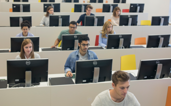 Studierende schreiben eine Aufnahmeprüfung an der WU