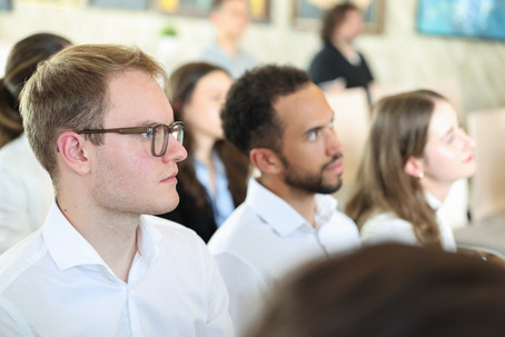 [Translate to English:] students listening intensely