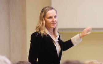 [Translate to English:] Foto Frau Prof. d'Arcy