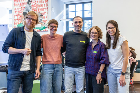 Michael, Anna, Hakan, Silvia und Laura sind als Coaches vor Ort für die Teilnehmenden da.