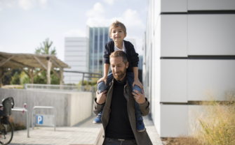 Bild Mann mit Kind auf den Schultern