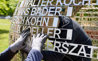 Anbringung neuer Namen am Mahnmal