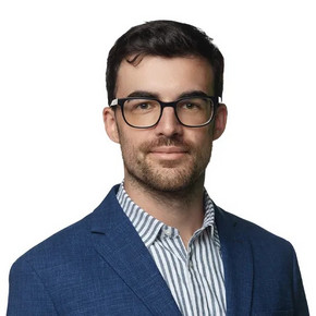 Portrait von Dario Goullon-Pauliks, einem jungen Mann mit Brille und dunklen Haaren, der in die Kamera schaut.