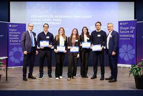 Die WU-Studierenden mit Evgeni Radilov (li) und Harald P. Holzer (re., President CFA Society Austria) 