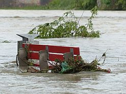 Bank von Hochwasser eingschlossen
