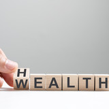 Würfel auf denen Wealth und Health steht
