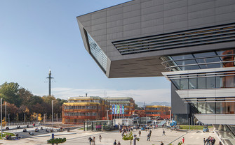 Platz vor dem Gebäude LC