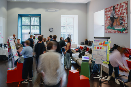 Die Teilnehmenden des AI in Action Hackathons entwickeln Ideen, bauen Prototypen und tauschen sich aus.