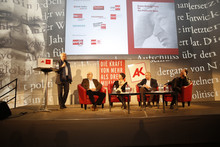 Bild vom Podium: Hannes Swoboda, Branko Milanovic, Miriam Rehm, Werner Raza und Robert Misik
