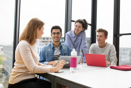 Studierende arbeiten zusammen