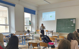 Finazbildungscoach der WU in einer Schulklasse