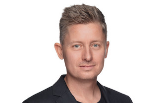 [Translate to English:] Portraitfoto von Martin Halla