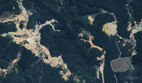 Sebastian Luckeneder vor einer Mine in Brasilien