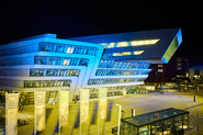 Bibliotheksgebäude leuchtet in Blau und Gelb (c)WU/Pascal Riesinger