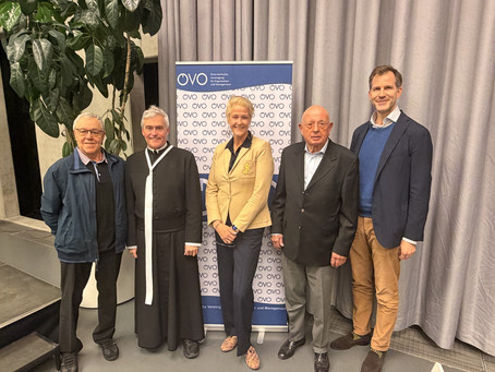 Gruppenbild mit Pater Elias Carr