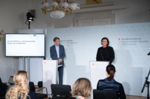 Federal Minister Elisabeth Köstinger and Christian Grünhaus at the press conference