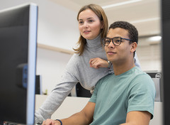 2 Personen vor einem PC