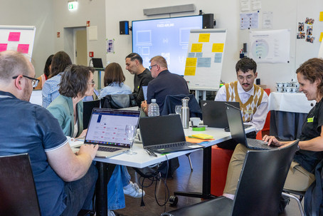 Teilnehmende sind tief in ihre Fragestellungen vertieft und erstellen ihre Prototypen.