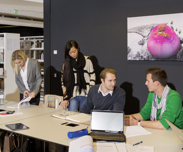 Studierende beim Lernen in der Bibliothek.