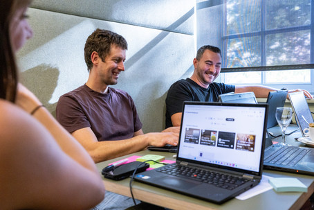 Die Teilnehmenden diskutieren angeregt über ihre Lösungesansätze.