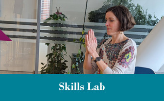 Foto Daniela vom Counselling Team sitzt und hat die Hände gefalten