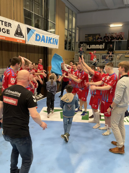 Buddies beim Handballmatch