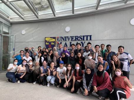 Rainer Baier mit Student*innen der Universiti Malaya