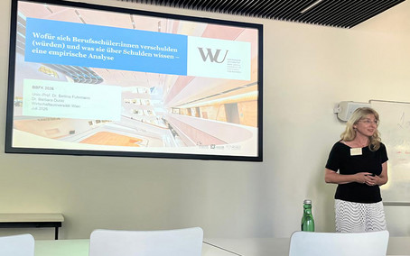 Bettina Fuhrmann bei ihrem Vortrag "Wofür sich Berufsschüler:innen verschulden (würden) und was sie über Schulden wissen – eine empirische Analyse" im Rahmen der BBFK 2026 in Innsbruck