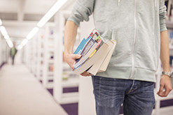 Person mit Büchern unter dem Arm