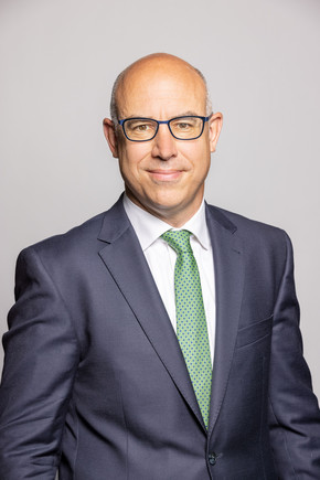 Ein Portraitfoto von Gabriel Felbermayr